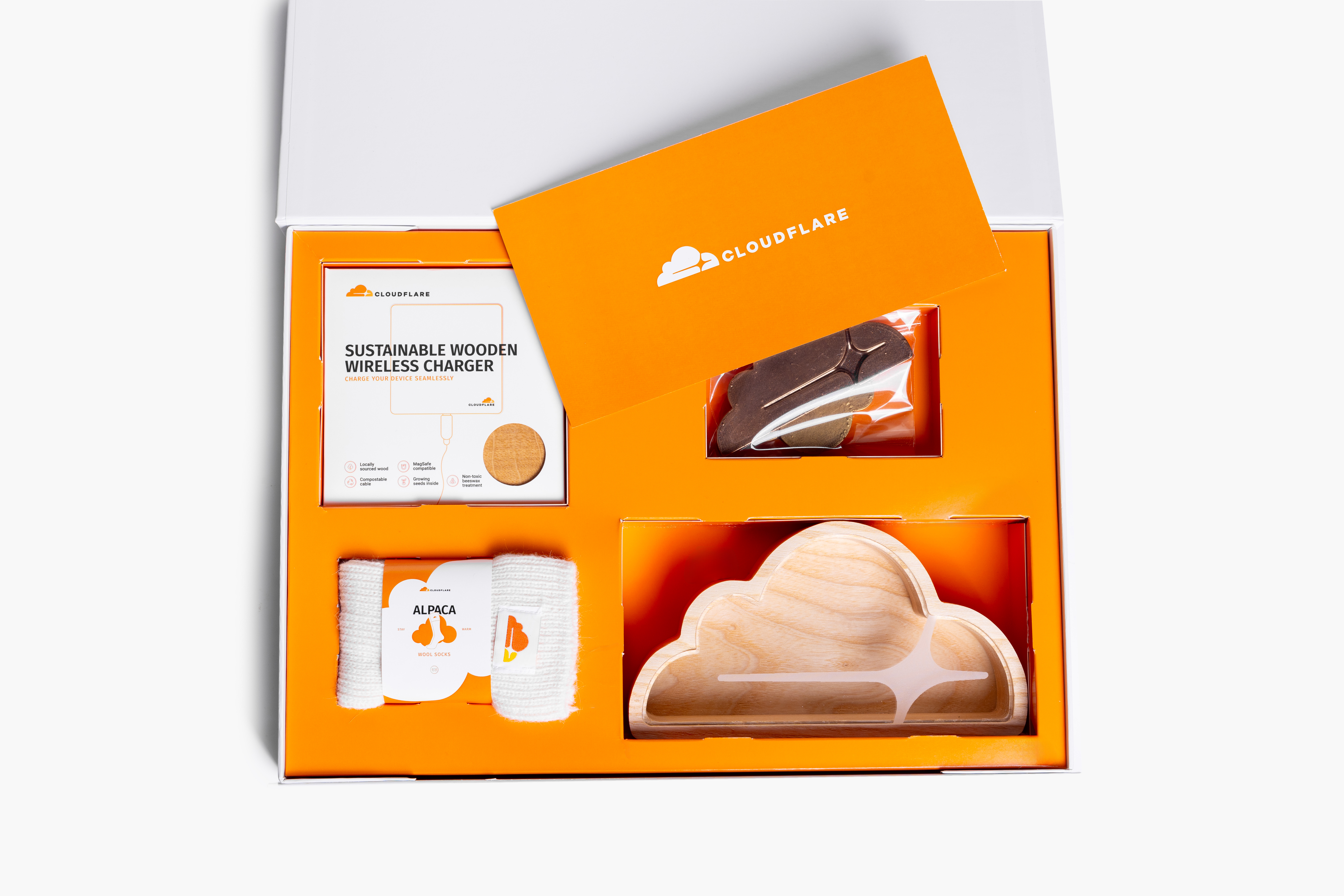 Bezdrátová nabíječka s laser gravírovaným logem Cloudflare