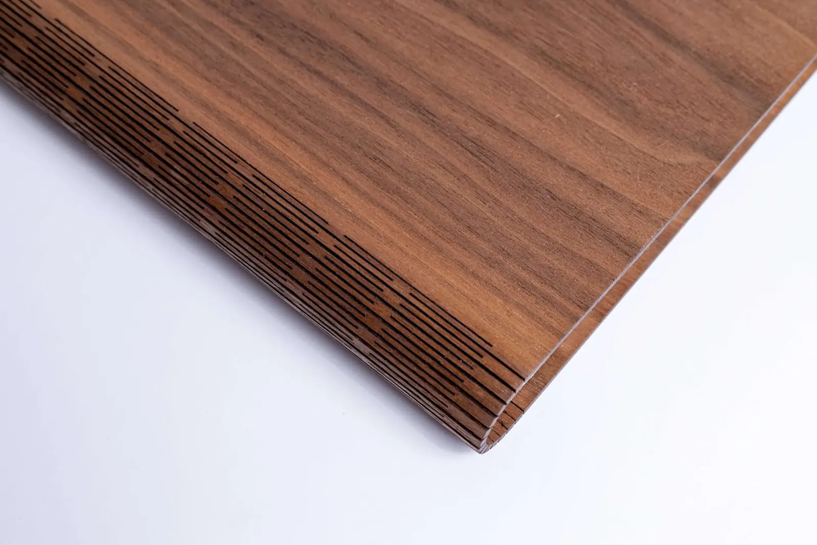 Detail řemeslného zpracování — CNC a laserová výroba