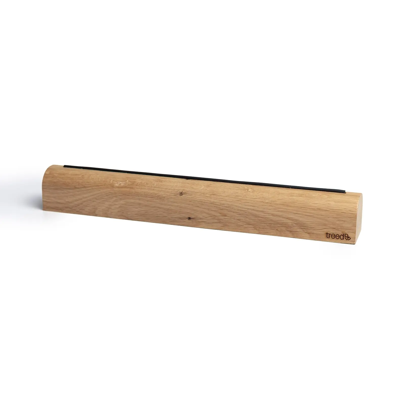 Dřevěný stojánek z dubu vyrobený CNC frézováním