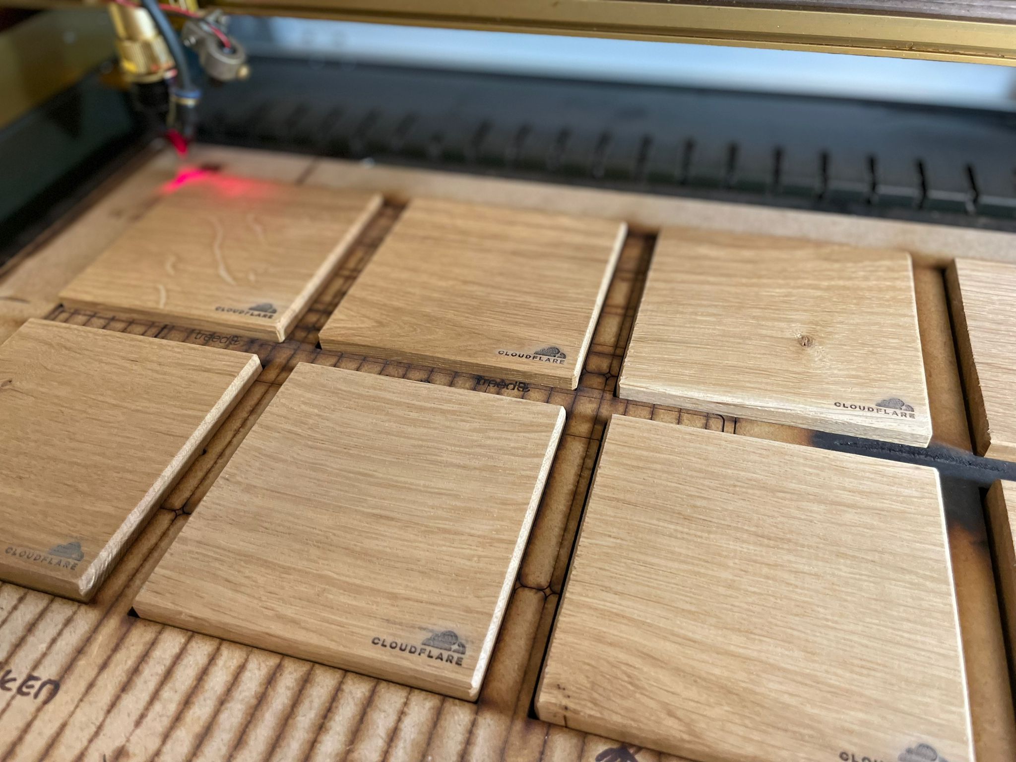 Pohled do dílny Forma Studia — CNC stroje v provozu