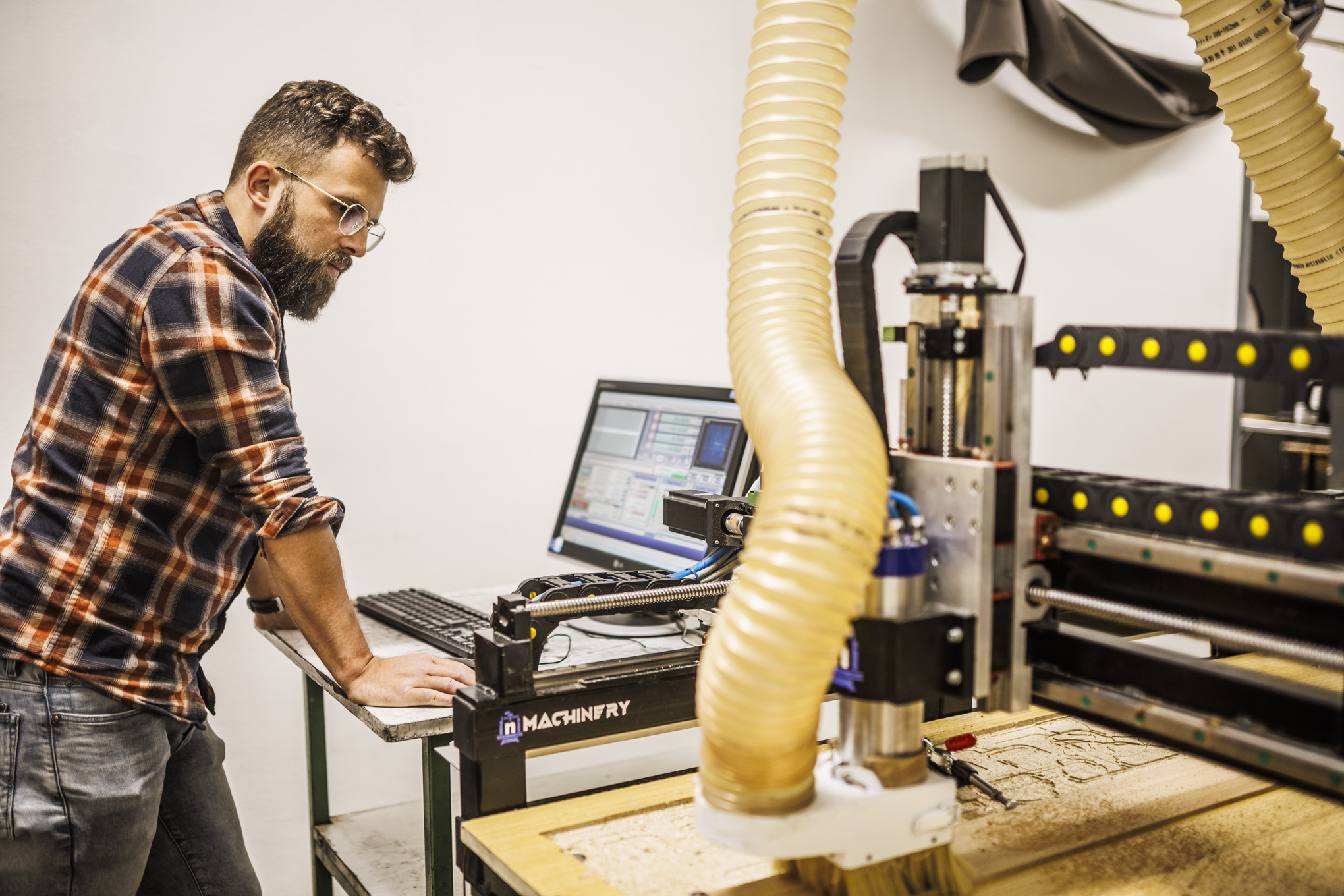 CNC frézování dřeva — velkoformátová fréza Forma Studio