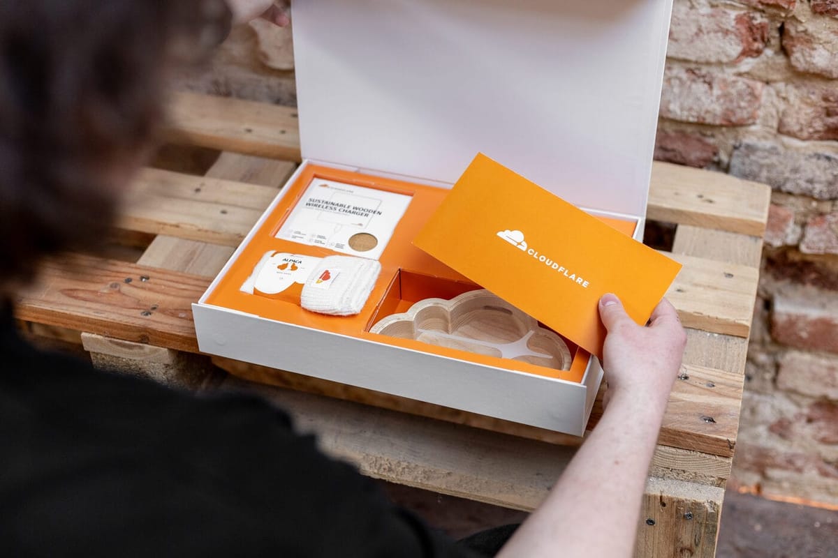 Direct Mailer für Cloudflare mit Spardose in Logo-Form und Ladegerät aus Eiche