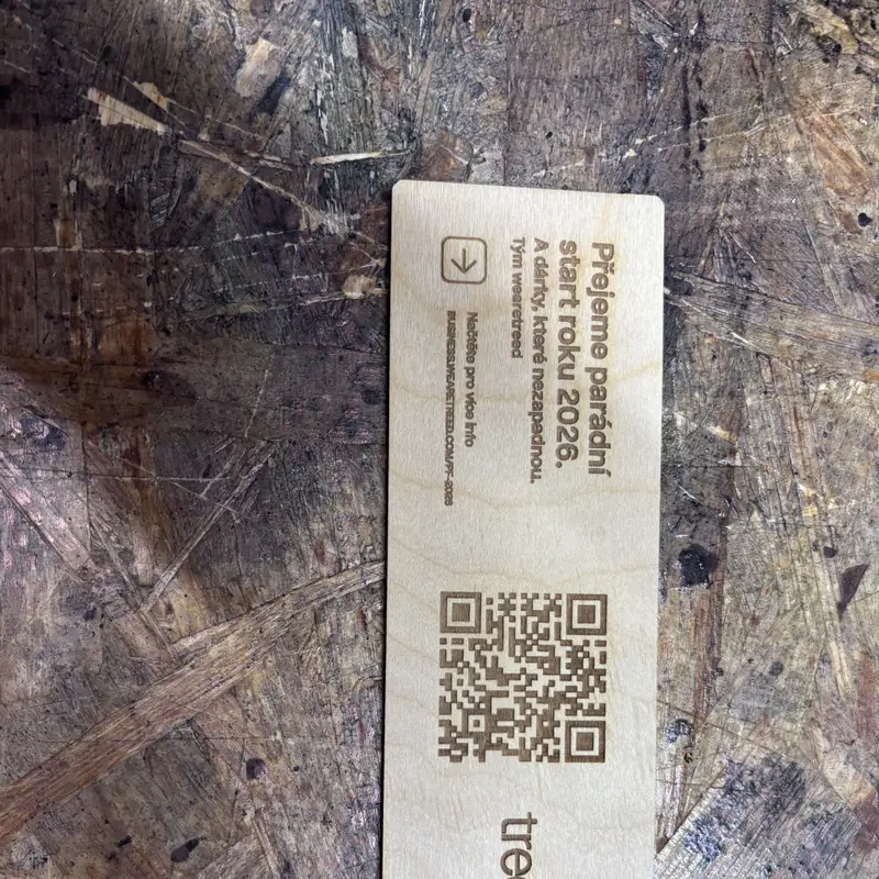 Fertige Weihnachtskarte aus Sperrholz mit Gruß, QR-Code und Logo